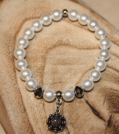 Parelarmband met klein bedeltje € 6,00